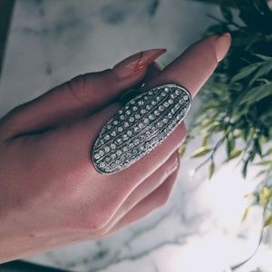 Knuckle ring with rhinestones